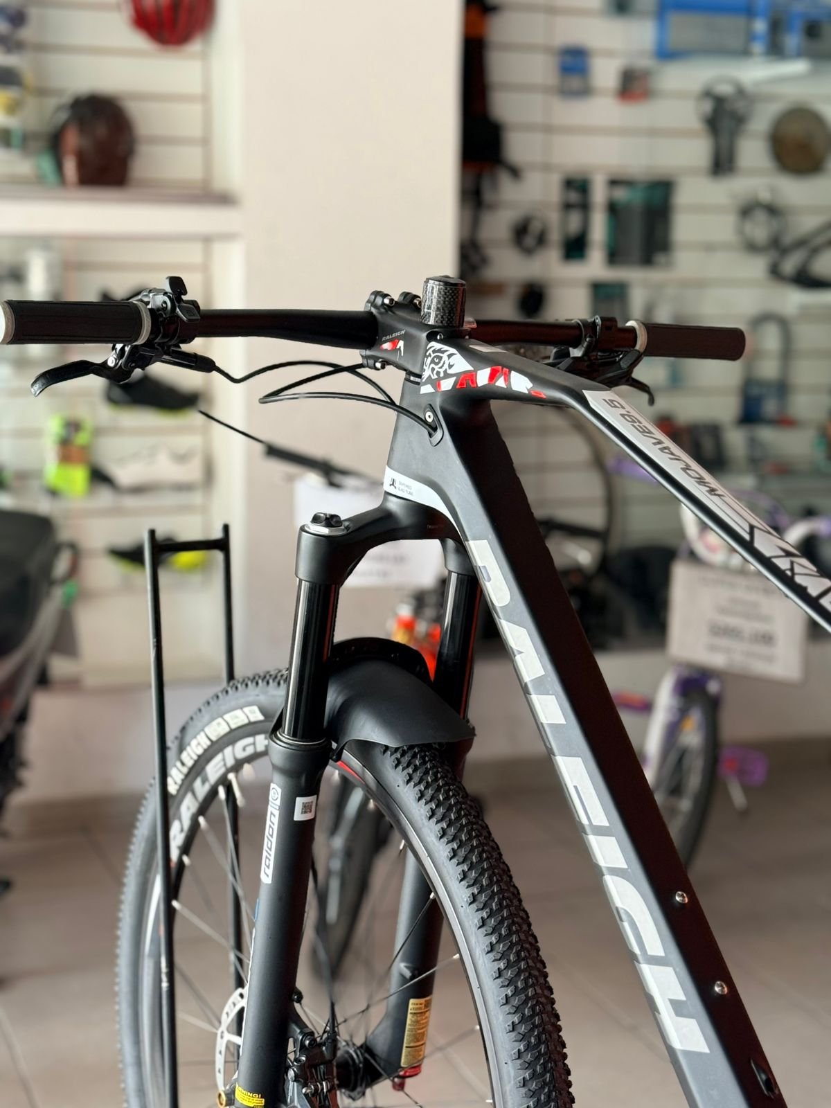 BICICLETA MOUNTAIN MOJAVE 9.5 1X12 VEL ROD 29 CARBONO NEGRO/ROJO TALLE 17" RALEIGH - Image 8