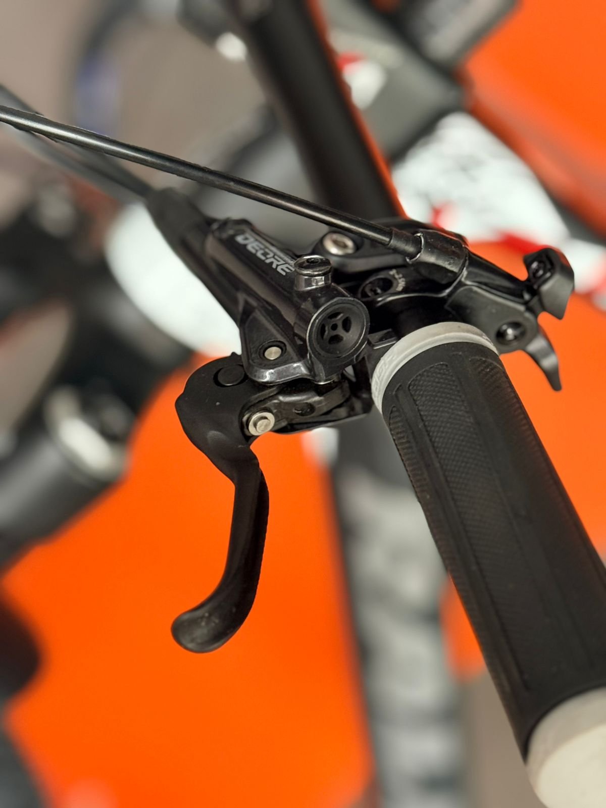 BICICLETA MOUNTAIN MOJAVE 9.5 1X12 VEL ROD 29 CARBONO NEGRO/ROJO TALLE 17" RALEIGH - Image 6