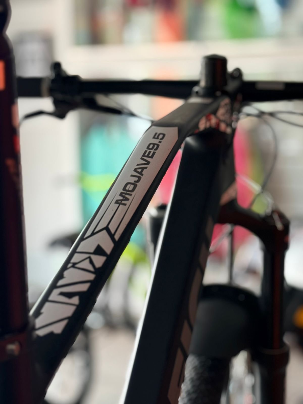 BICICLETA MOUNTAIN MOJAVE 9.5 1X12 VEL ROD 29 CARBONO NEGRO/ROJO TALLE 17" RALEIGH - Image 5