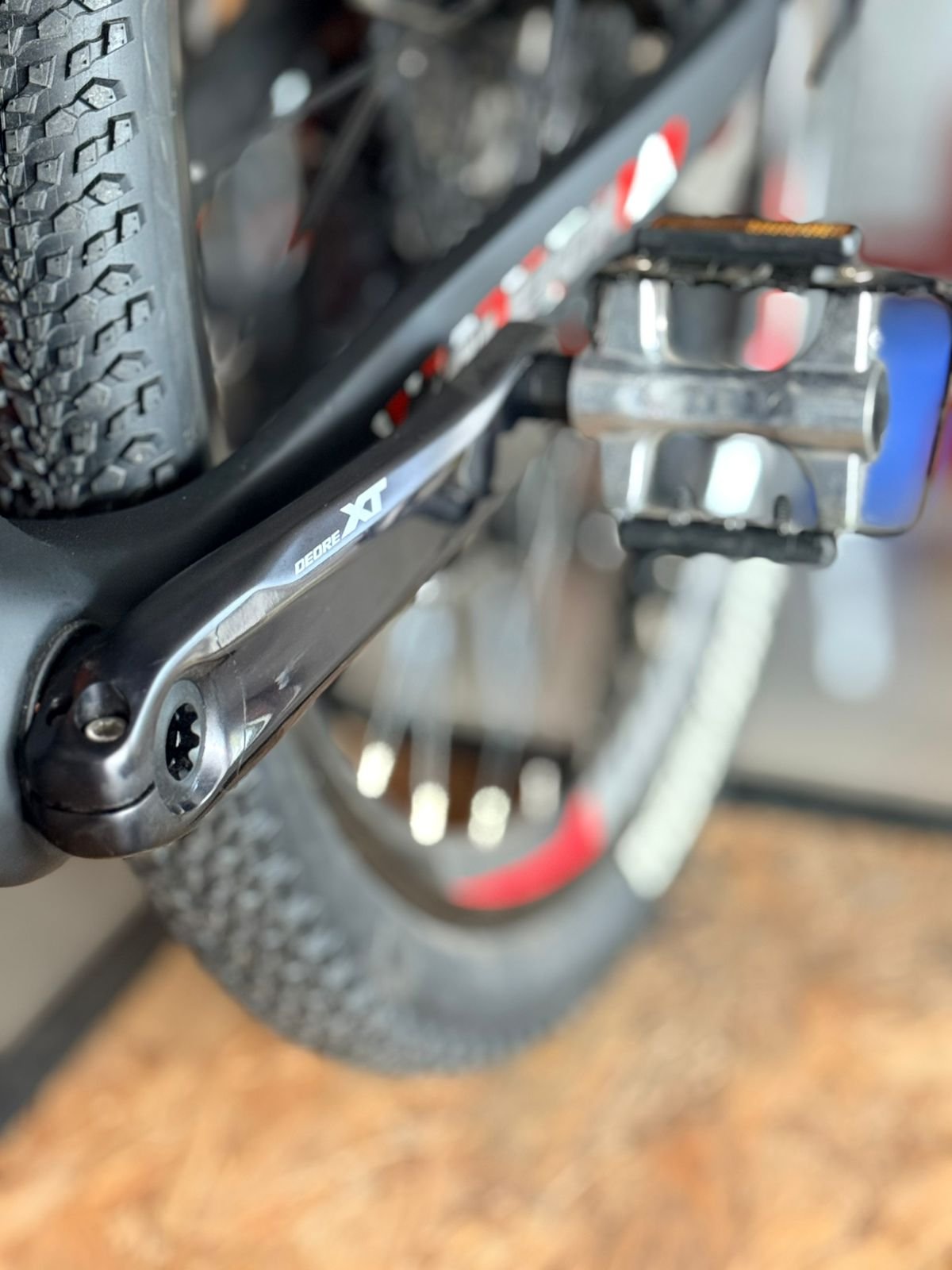 BICICLETA MOUNTAIN MOJAVE 9.5 1X12 VEL ROD 29 CARBONO NEGRO/ROJO TALLE 17" RALEIGH - Image 7