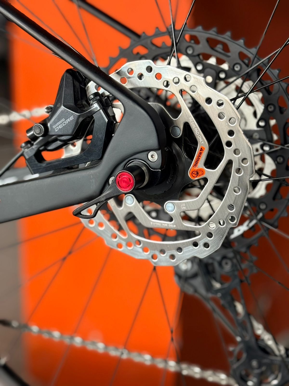 BICICLETA MOUNTAIN MOJAVE 9.5 1X12 VEL ROD 29 CARBONO NEGRO/ROJO TALLE 17" RALEIGH - Image 4