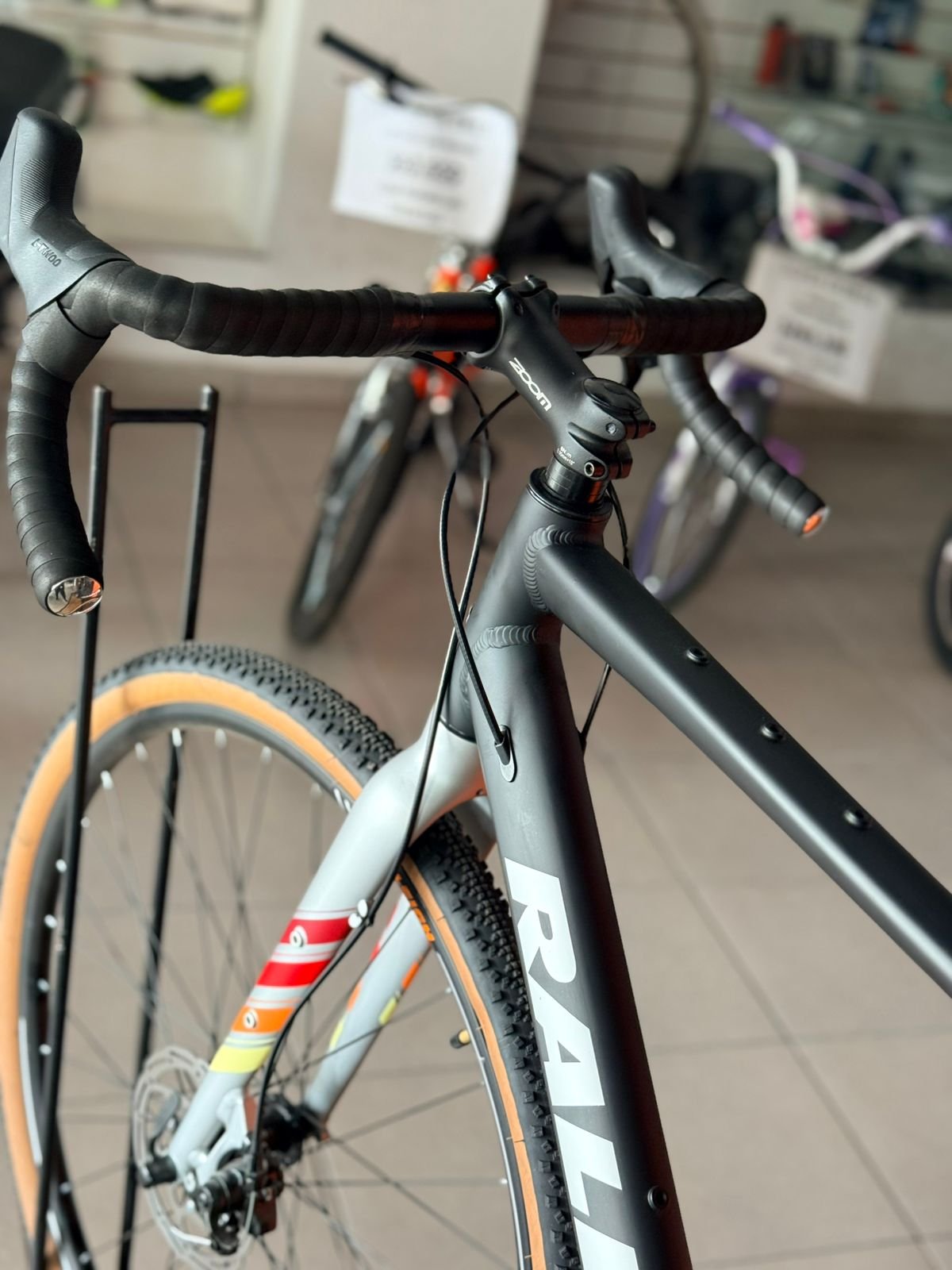 BICICLETA GRAVEL GR 1.5 ALUMINIO 11 VEL NEGRO/GRIS TALLE 52" RALEIGH - Image 3